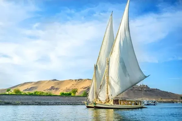 Perché i viaggiatori senior preferiscono le dahabiya alle grandi navi da crociera?