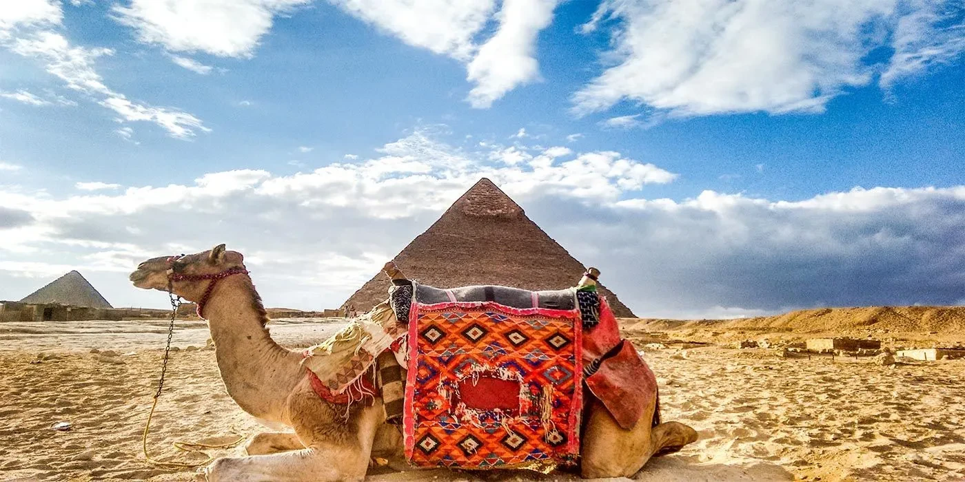 What are the must-see destinations included in Egypt cheap packages?
